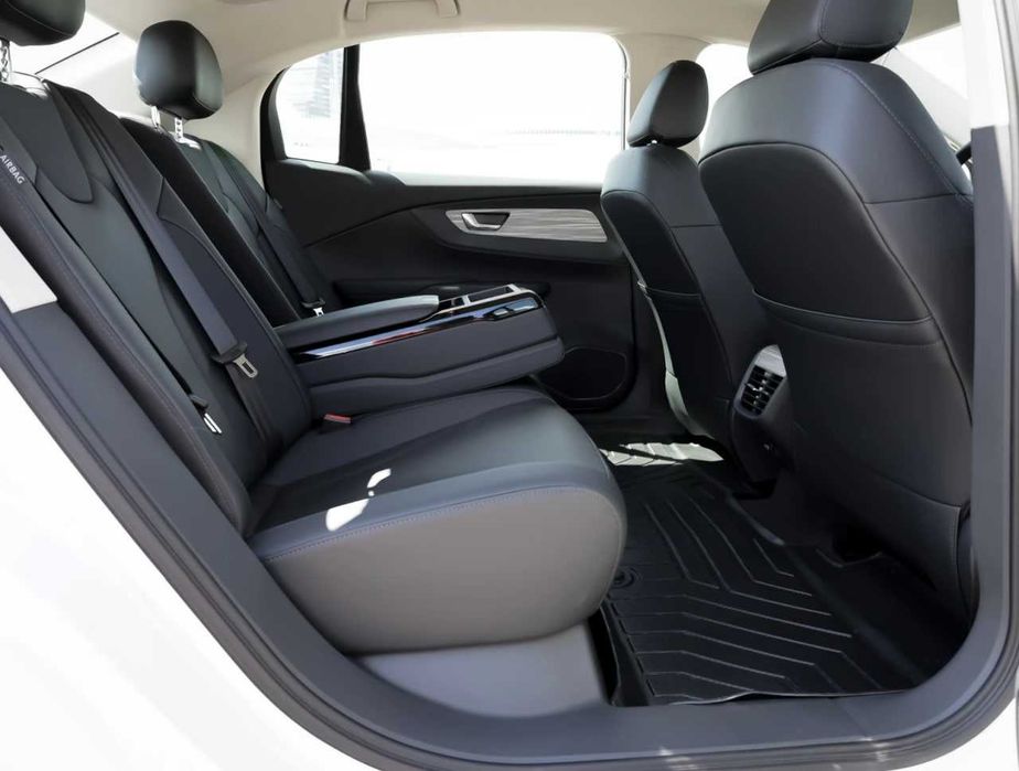 Услуги такси, безопасные поездки с комфортом на электромобиле Hongqi