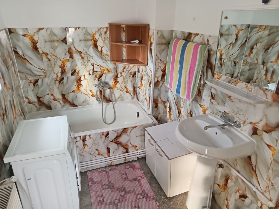 Casa de închiriat la Cornu, 2 sau 3 camere, central