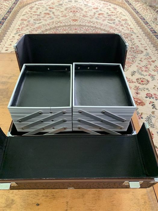 Yengi salon chemodan sotiladi