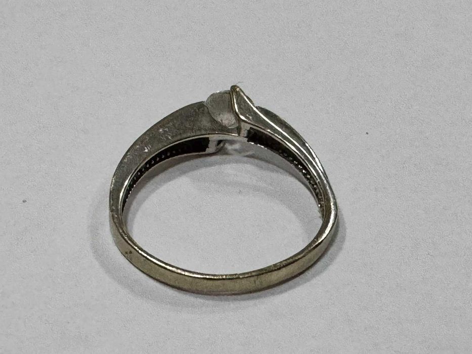 Златен пръстен от бяло злато 14K 585 с камък / 1,62гр.