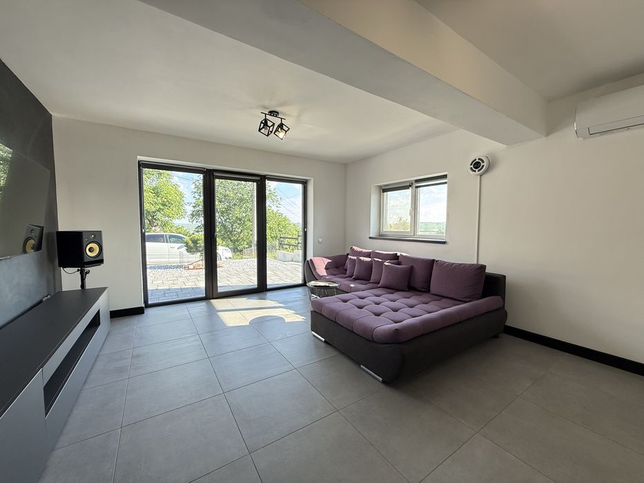 PROPRIETAR – COMISION 0% Apartament modern 2 camere parter tip casă + terasă + vedere la iaz – Fălticeni