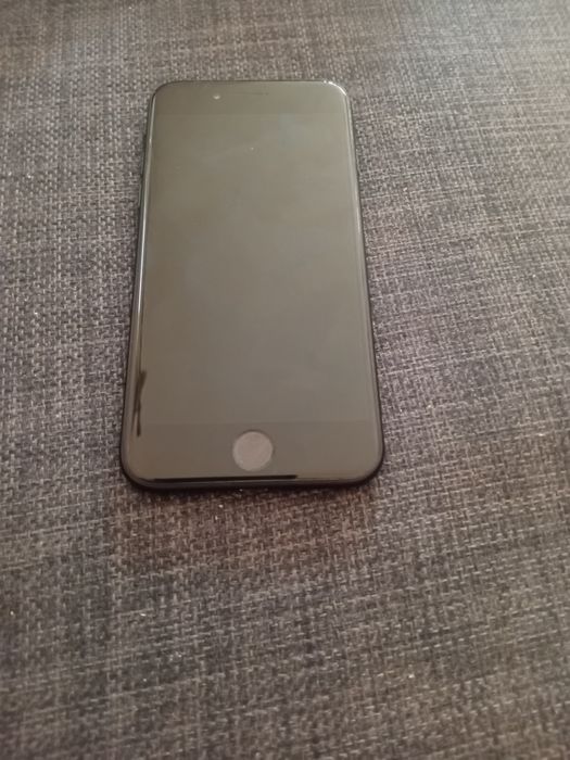 Iphone SE чисто нов