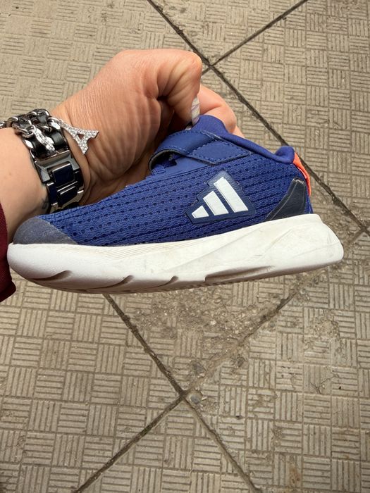 Маратонки Adidas,ползвани със следи от употреба,р-р 24