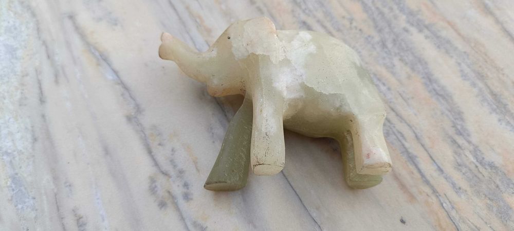 Фигурка на слон от мраморен оникс