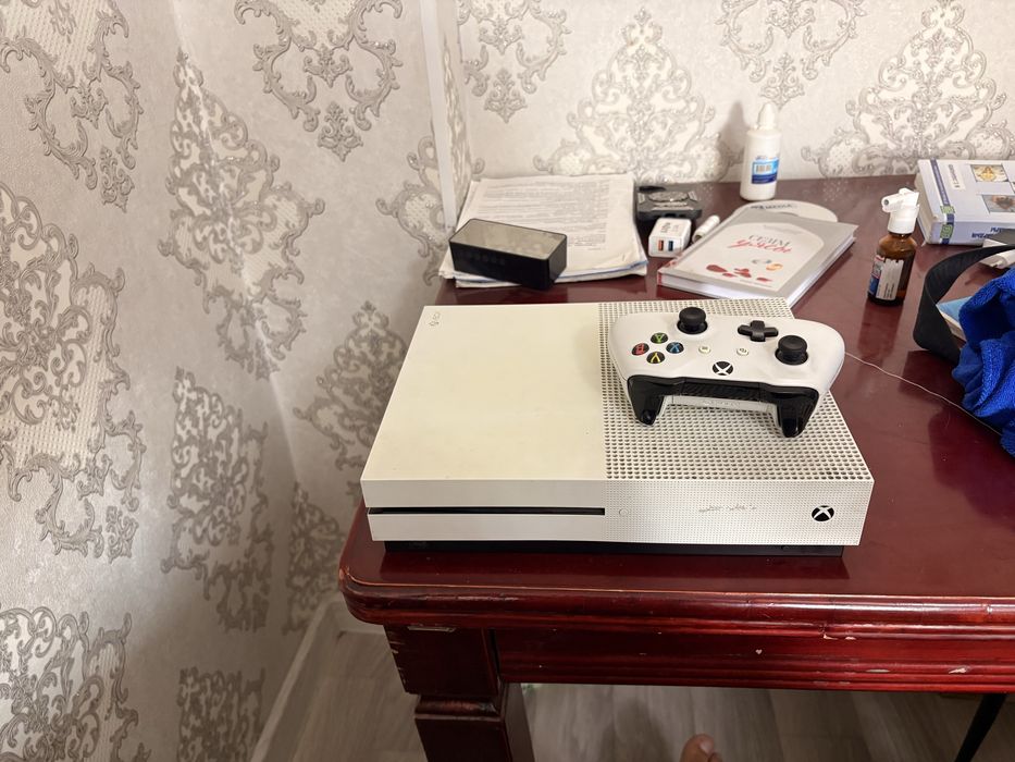 Продом игровую приставку X box one s