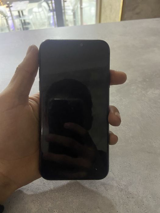 Айфон 11 черном свете