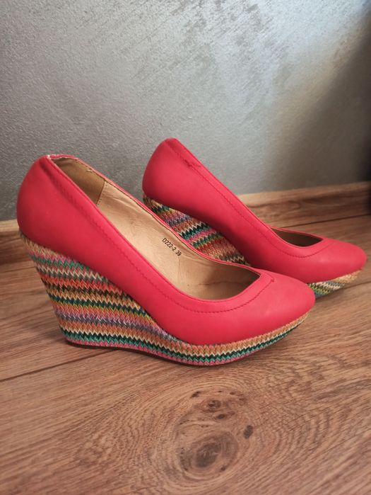 Дамски обувки на платформа