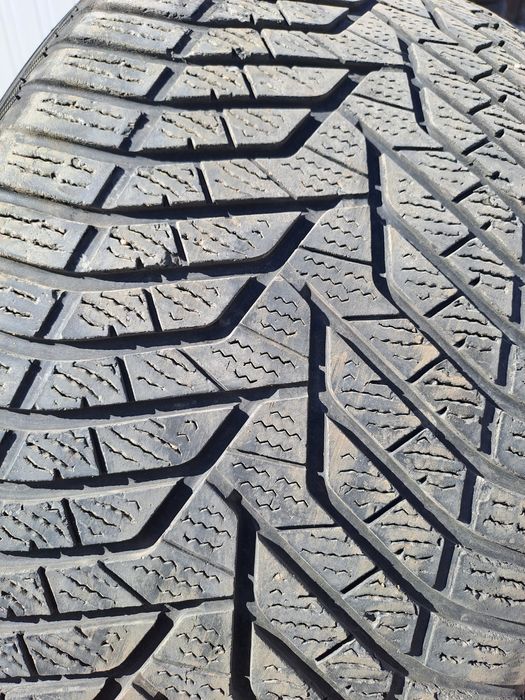 Гуми 295 40 21 продава