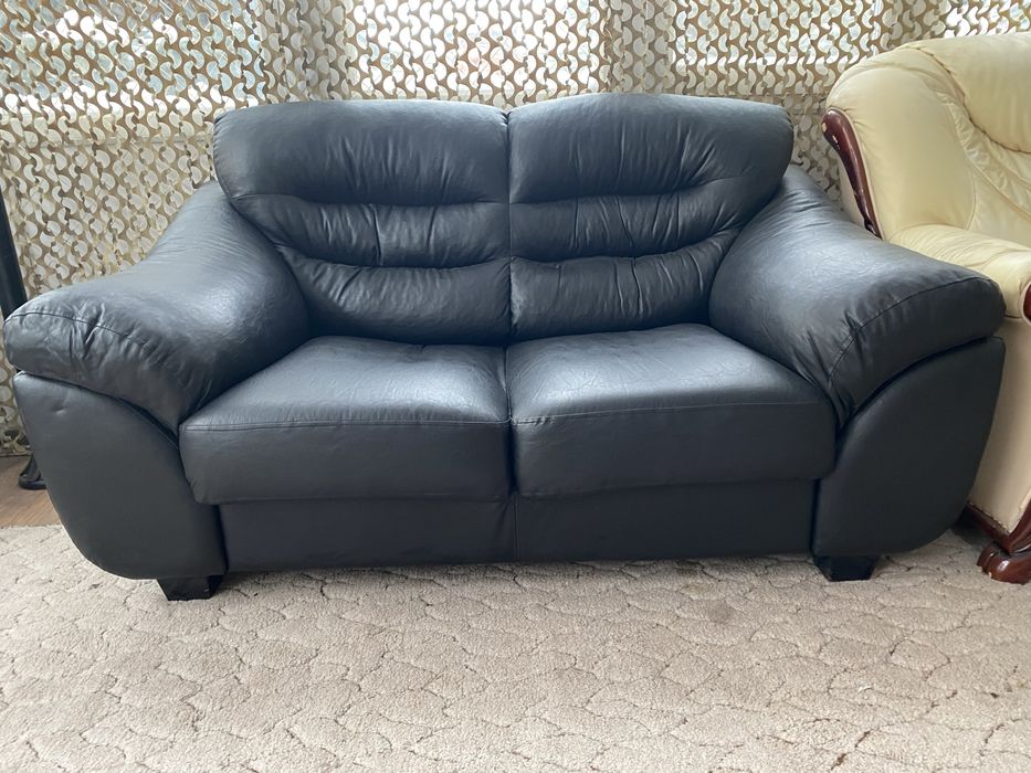 Продам ТРИ дивана кожаные, б/у,