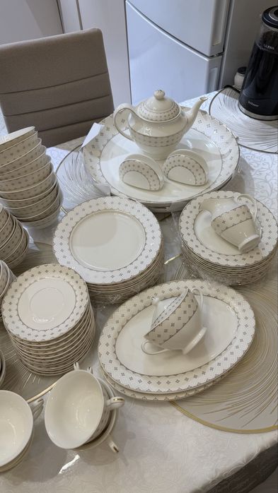 Продам форфоровый сервиз