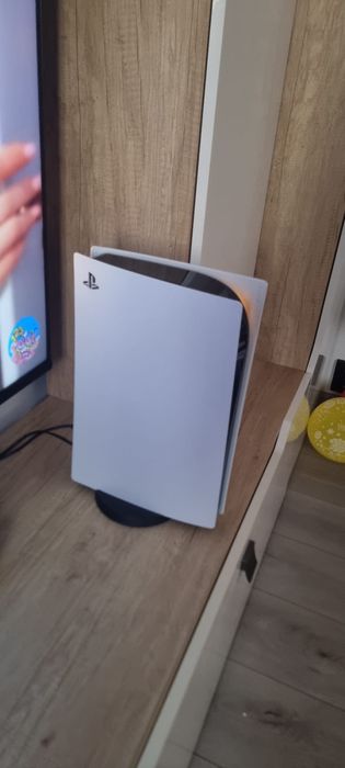 Playstation 5 1 TB cu doua manete