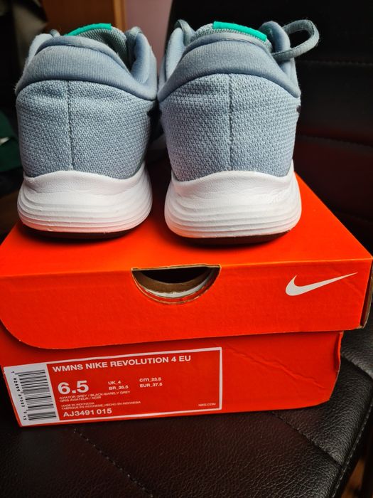 Маратонки Nike Revolution