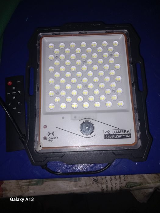 Cameră de supraveghere cu panou solar și cu proiector de lumini