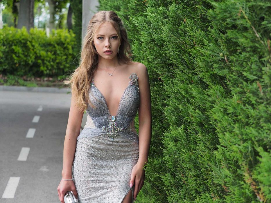 Продавам абитуриентска рокля в отлично състояние