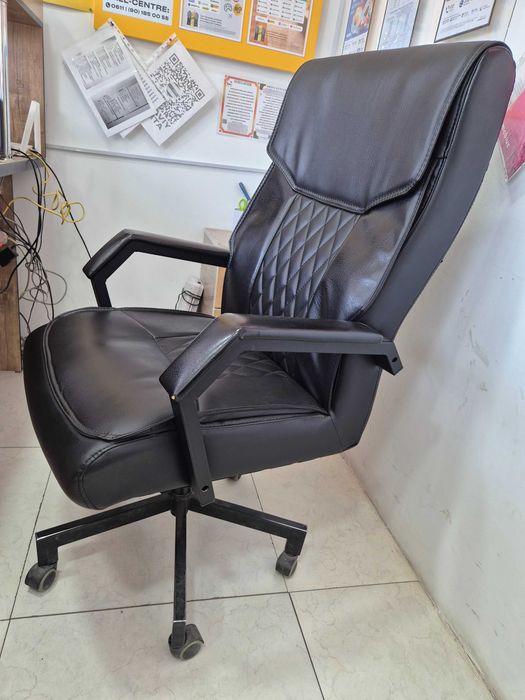 Qora eko-charmdan yasalgan ofis kreslosi.