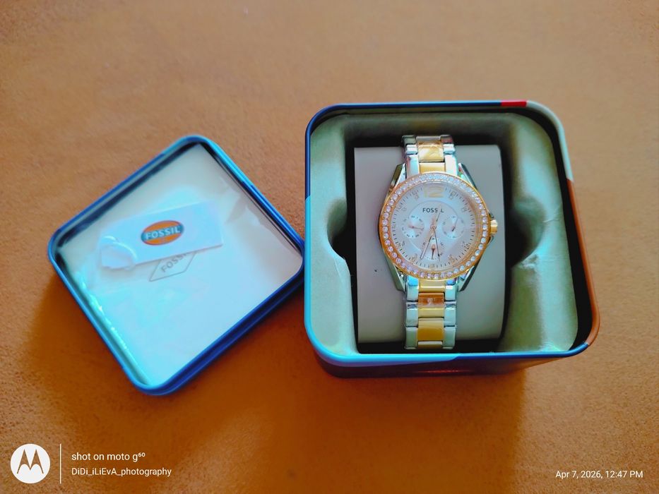Продавам чисто нов дамски часовник Fossil