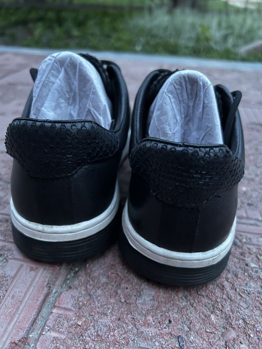 Продам кроссовки женские