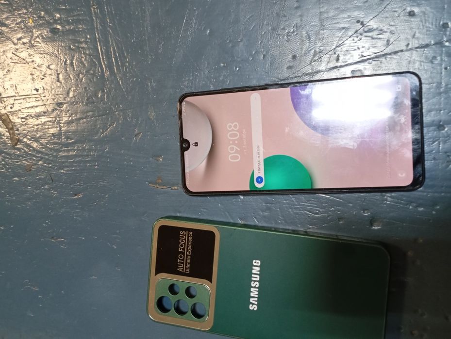 Samsung Galaxy A32
https://nanoreview.net › phone › s...
Samsung Galax