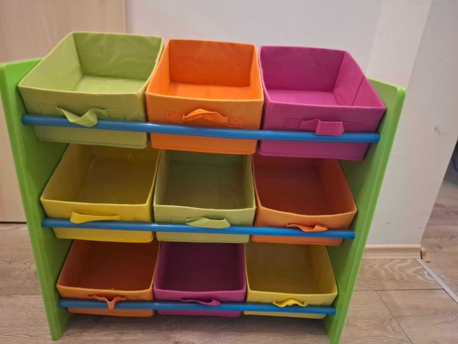 Бебешки играчки и етажерка/органайзер за играчки
