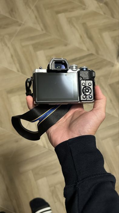 Olympus OM-D E-M10 Mark IV сребрист