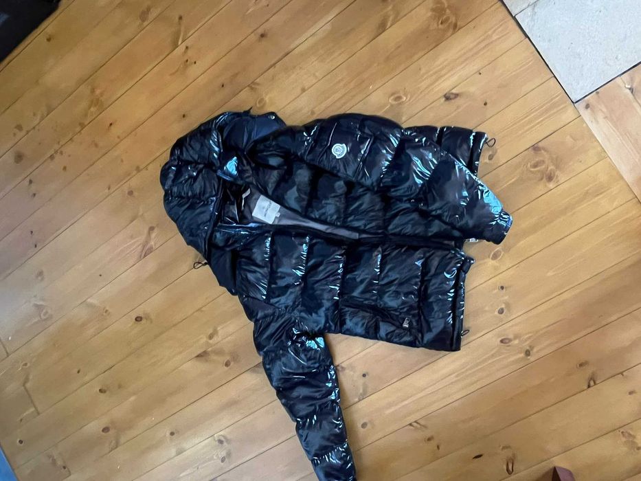 Vând geacă de iarnă Moncler Maya, folosita de 2-3 ori. NFC chip