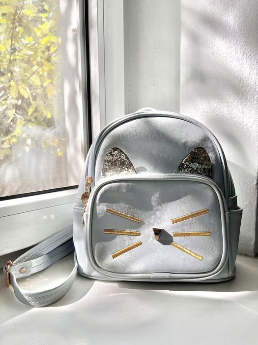 Небольшой голубой рюкзак