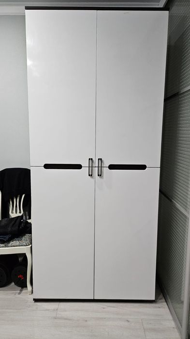 Двухдверный шкаф