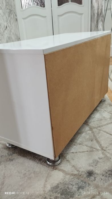 Продам  белую тумбочку