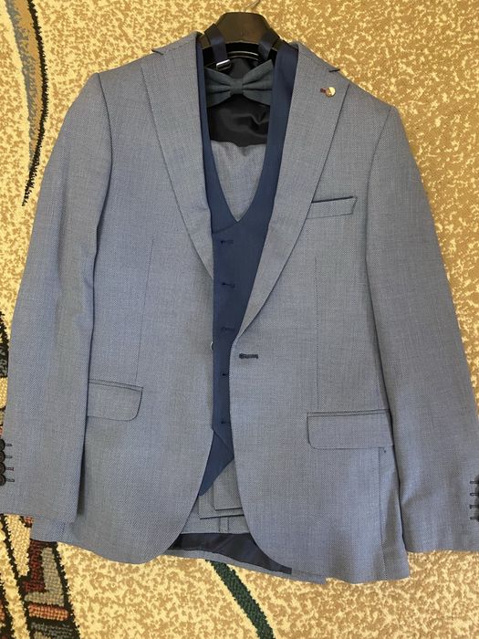 Костюм продам