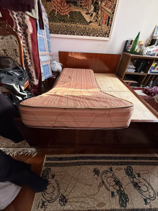Кровать 2х спальная деревянная с одним матрасом