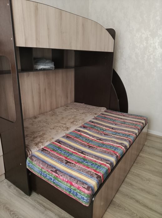 Продам кровать и стол