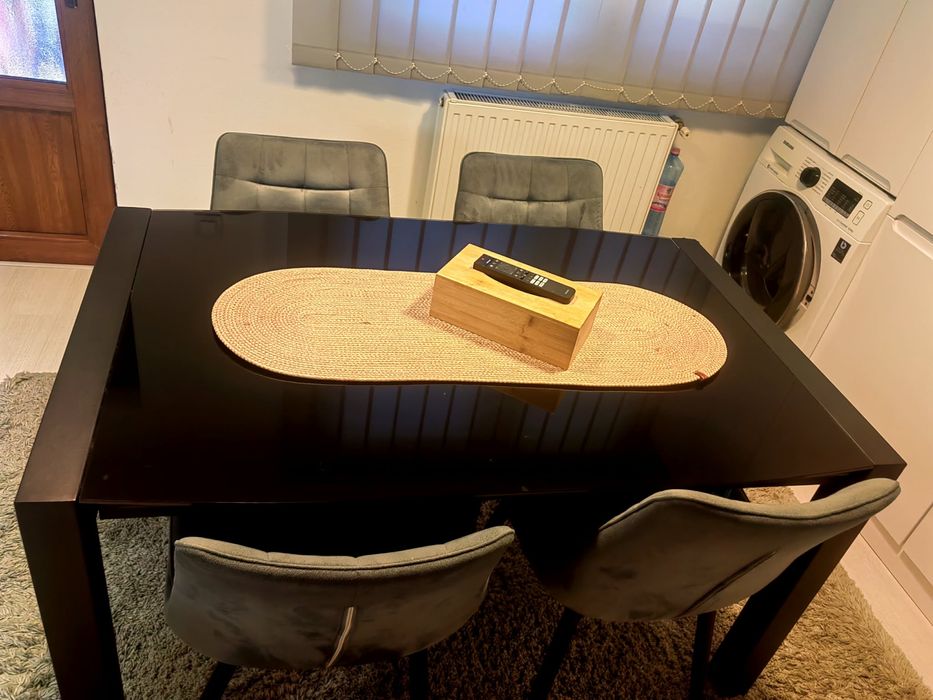 Masă extensibilă din sticlă – 136/236 plus 4 scaune