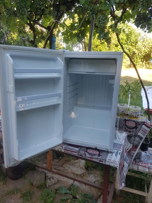 Малък хладилник Midea.