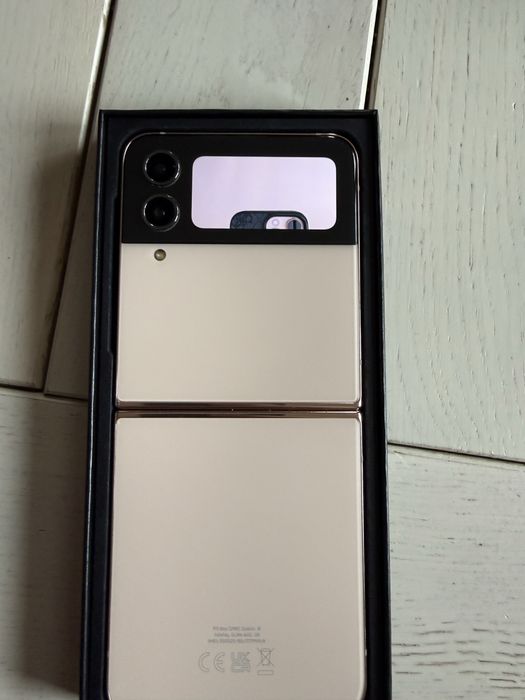Samsung Z Flip4 с проблем
