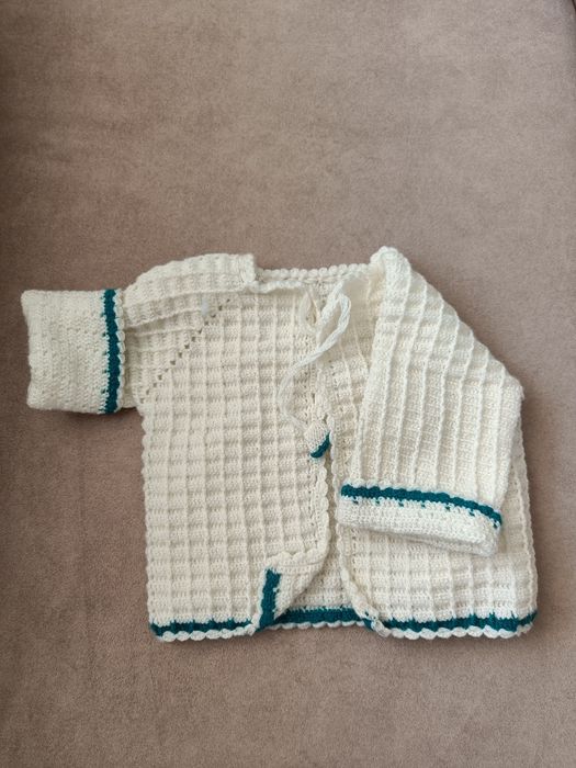Плетени бебешки дрехи