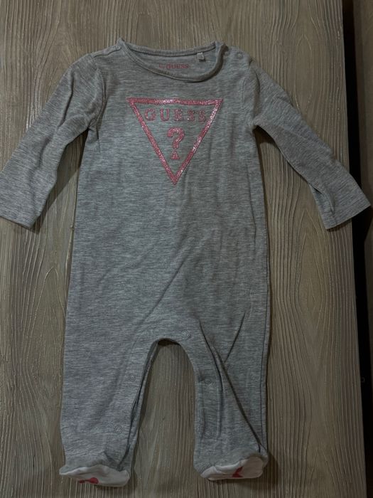 Guess бебешки ромпър
