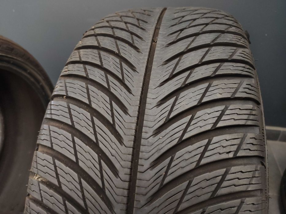 Единични гуми с размер 225 45 18 -