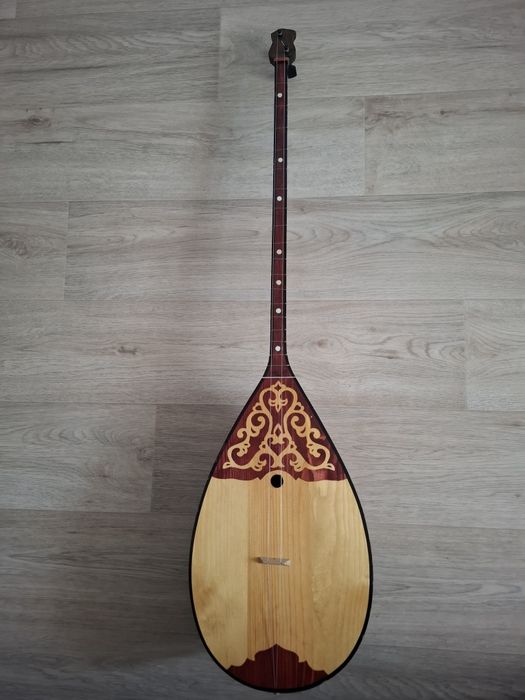 Домбыра сатылады.