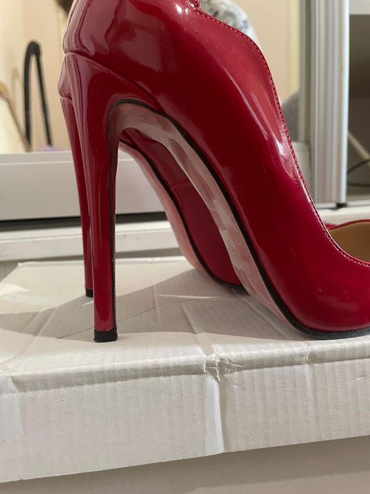 Продам эффектные красные туфли