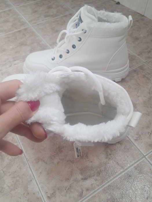 Спортни обувки купени от тему