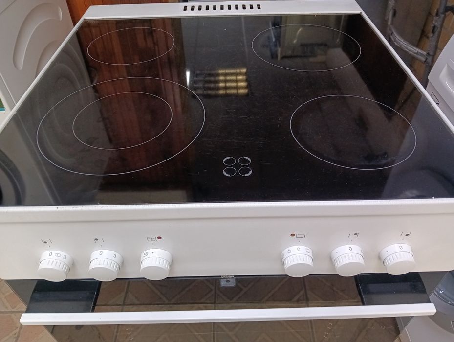 Свободно стояща печка с керамичен плот Gram 2 години гаранция!