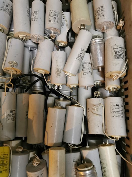 Kондензатори работни от 2 до 5 лв.