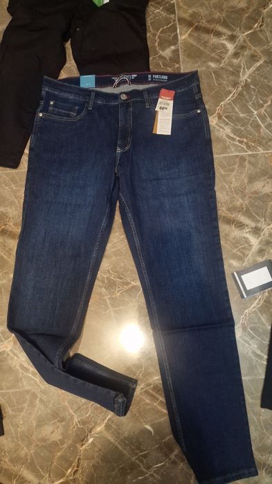 Blugi noi cu eticheta