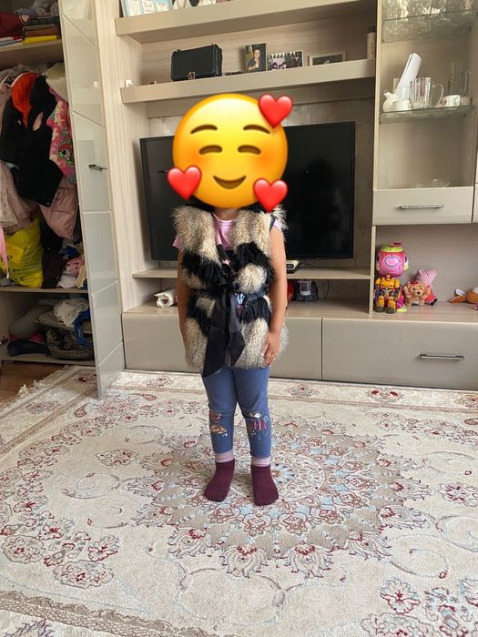 Продам меховую жилетку на девочку