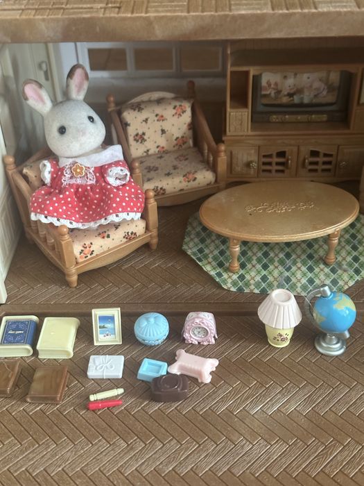 Sylvanian families/Callico critters casuta cu acoperis rosu mobilata cu familie de iepurasi ca si noua