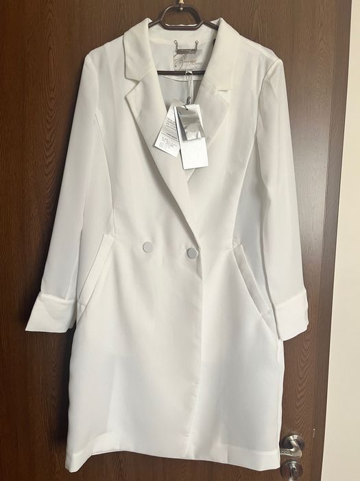 Бяла рокля тип сако Vero Moda размер М, Zara къса черна пола S размер