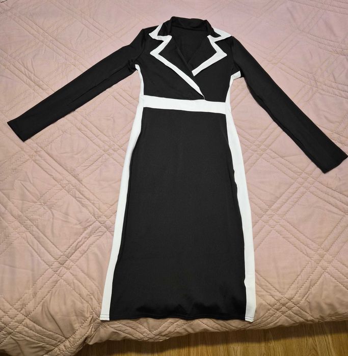 Рокля с деколте и дълъг ръкав