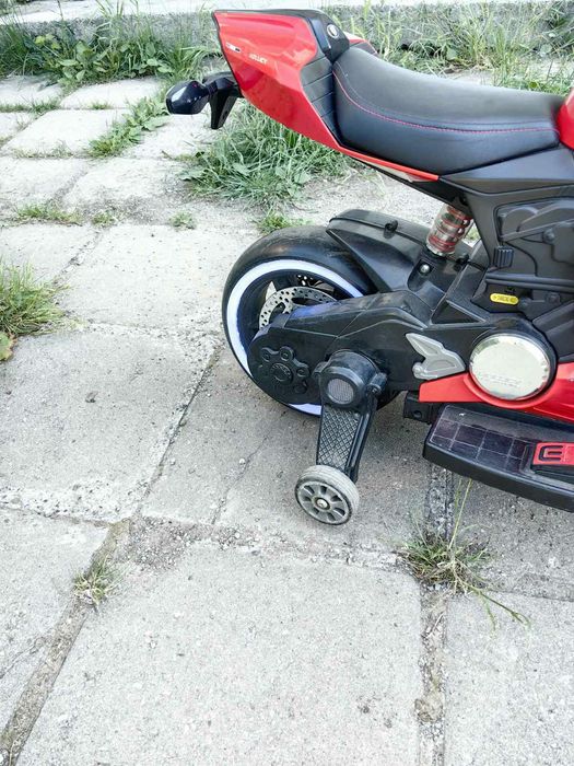 Мотор с акумулатор