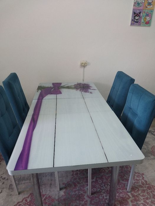 Кухонный стол со стульями.