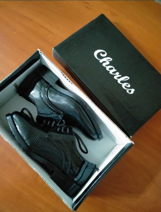 Продам туфли новые на мальчика.